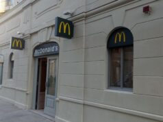 Via Sant’Ottavio, il degrado arriva anche in centro tra rider, furti e coltelli mc donalds via sant ottavio torino degrado
