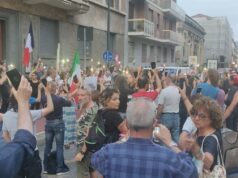 Protesta contro il green pass: in 200 davanti alla RAI protesta contro green pass torino rai