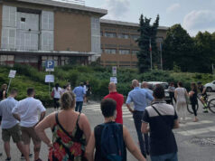 Violetta e “la Bibbiano torinese”, protesta di genitori e Torino Tricolore violetta collegno manifestazione