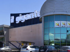 Muore schiacciato dal suo Tir mentre scaricava al supermercato il gigante la loggia