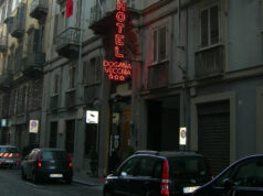 Ruba un telefonino e 300 euro in un hotel del centro. Arrestato hotel vecchia dogana torino