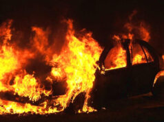 Nichelino, auto bruciata e scoppi svegliano i residenti auto fiamme incendio