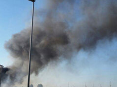 Incendi in borgo Aurora, auto e cassonetti in fiamme fumo campo rom