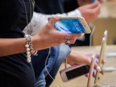 Luce blu schermi smartphone invecchia? L’alert in uno studio sui moscerini