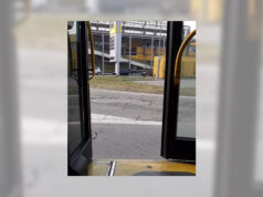 Autobus gira con le porte spalancate per le vie di Moncalieri autobus moncalieri porte aperte