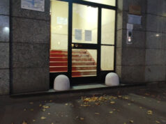 Il portone anti clochard in Borgo Vittoria borgo vittoria portone anti clochard