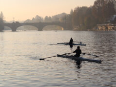 Canoa si ribalta nel Po, donna soccorsa canoa po murazzi torino