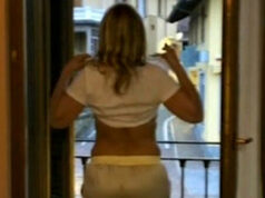 Mostra il seno contro le campane parrocchiali che suonano troppo – VIDEO fiano seno campane striscia la notizia