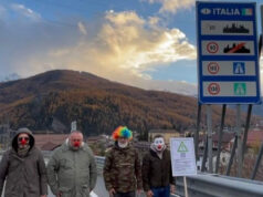 Azione goliardica di CasaPound contro immigrazione e green pass green pass immigrazione italia casapound