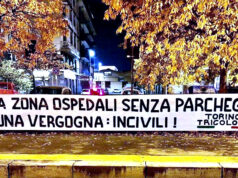 Striscione contro la pedonalizzazione di piazza Carducci ospedali piazza carducci pedonale parcheggi