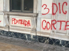 Scritte No Tav e antagoniste sulla facciata del Minicipio scritte no tav torino