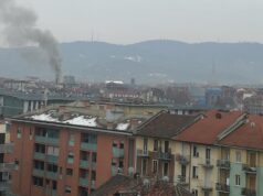 Aurora, incendio sul tetto di una palazzina Incendio Aurora