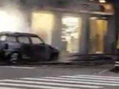 Settimo, la Mini prende fuoco e finisce contro la farmacia Settimo Torinese, auto in fiamme dopo l'accensione