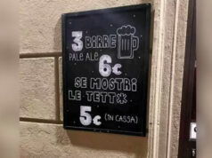 Piazza Santa Giulia, femministe contro il pub: “cartello sessista” birreria cartello tette piazza santa giulia