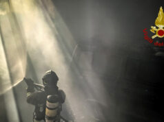 DÃ fuoco alla casa e la moglie si lancia dal balcone, grave in ospedale vigli del fuoco pompieri