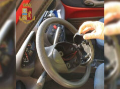 Mirafiori, 11 palline di cocaina nel clacson dell’auto cocaina droga clacson torino mirafiori