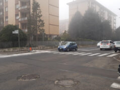 Rivoli, auto sbanda e abbatte un semaforo. Un ferito e traffico in tilt incidente semaforo rivoli