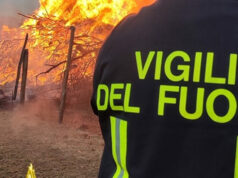 Strada del Portone, a fuoco alcune baracche vigili del fuoco pompieri