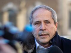 Crisanti positivo al Covid, polemica per la presenza su un aereo: “Ecco come è andata”