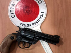 Semina il terrore in centro con una pistola (giocattolo). Denunciato rumeno pistola torino