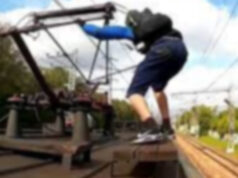Folgorato mentre fa ‘train surfing’, 15enne sta migliorando train surfing
