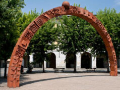 Castellamonte, con l’auto spaccano “l’arco di Pomodoro” arco di pomodoro castellamonte