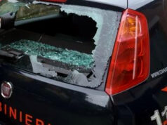 Piazza Bengasi, volante dei carabinieri presa a sassate carabinieri sassi vetro rotto