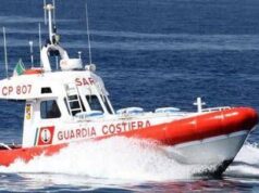 Migranti, naufragio a largo di Lampedusa: morta una donna. “Ci sono dispersi”