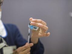 Covid Italia, Natale tra open day vaccini e rischi per nonni e fragili