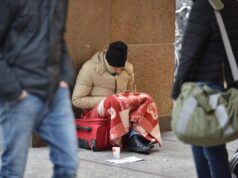 Fratture, traumi e prognosi di 20 giorni: senza tetto picchiato da banda giovani