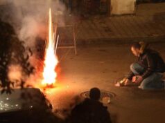 Napoli, raccoglie petardo da terra e gli scoppia tra le mani