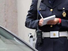 Roma, lascia le ceneri del padre vicino al cassonetto: denunciata