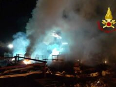 Leini, incendio in una rimessa camper leini incendio