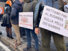 Venerdi 23 dicembre genitori davanti al tribunale: “i bambini hanno diritto alla propria famiglia” manifestazione torino bibbiano bambini