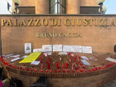 “Giù le mani dai bambini”, lumini sul Tribunale di Torino tribunale diritti bambini manifestazione