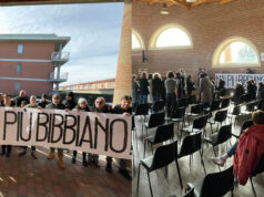 Moncalieri, blitz durante il convegno sugli affidi: “mai più Bibbiano” moncalieri convegno affidi bibbiano protesta