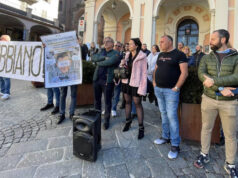 “Liberate il piccolo Leonardo”: la manifestazione davanti al comune di Moncalieri moncalieri manifestazione leonardo bambini bibbiano