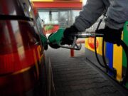 Carburanti, petrolio vicino a 120 dollari al barile: nuovi aumenti per benzina e diesel
