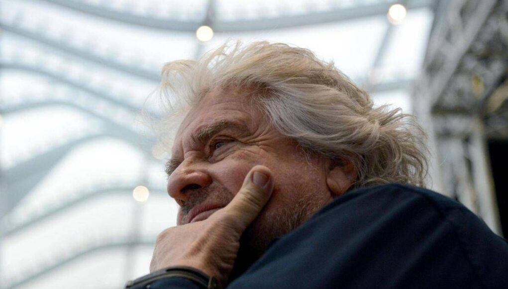 Beppe Grillo, il ritorno sul blog : “Politici? Come zombie nei palazzi”