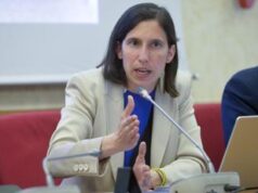 Schlein apre campagna e attacca Meloni: “Male in Europa, governo fragile”