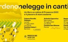 Un libro e un calice di Prosecco DOC