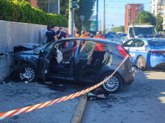 A folle velocità contro un muro in strada Settimo, fermati due africani. Si cerca la droga incidente strada settimo torino
