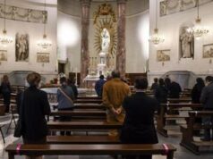 Benedizioni ai gay, apertura del Vaticano: “Sì a preghiera fuori dai riti”