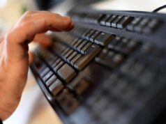 “Vai nella camera a gas”, insulti choc sui social a una prof dell’università di Pisa: denunciato 40enne