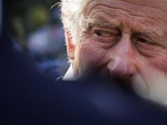 Tira un uovo contro Re Carlo, multa di 100 sterline