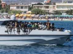 Migranti, in 180 sbarcati a Lampedusa. Sull’isola 11 corpi recuperati da ong