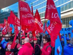 A Milano in duemila al presidio davanti Palazzo Lombardia, ‘in piazza finché le cose non cambiano’