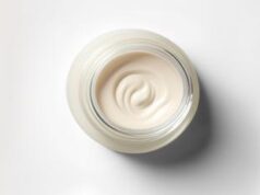 Aumentano consumi creme anti-age, +5,7% nel 2022