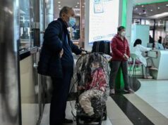 Bassetti contro no vax: “Boom di polmoniti è colpa loro”