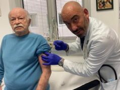 Covid, Bassetti vaccina Gino Paoli: “Esempio per altri over 80”